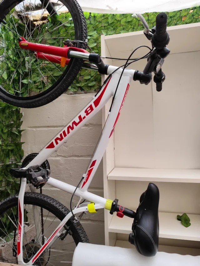 Bicicleta Btwin MTB Blanca y Roja+ Casco