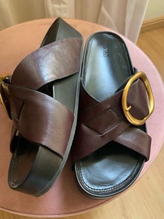 Sandalias Zara Piel Burdeos Hebilla Dorada T.36