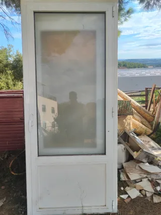 Puerta aluminio blanco con cristal