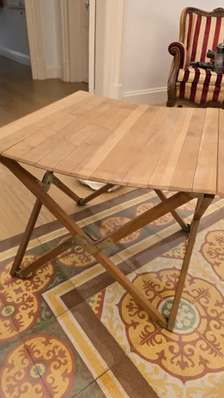 Mesa auxiliar plegable de madera y metal