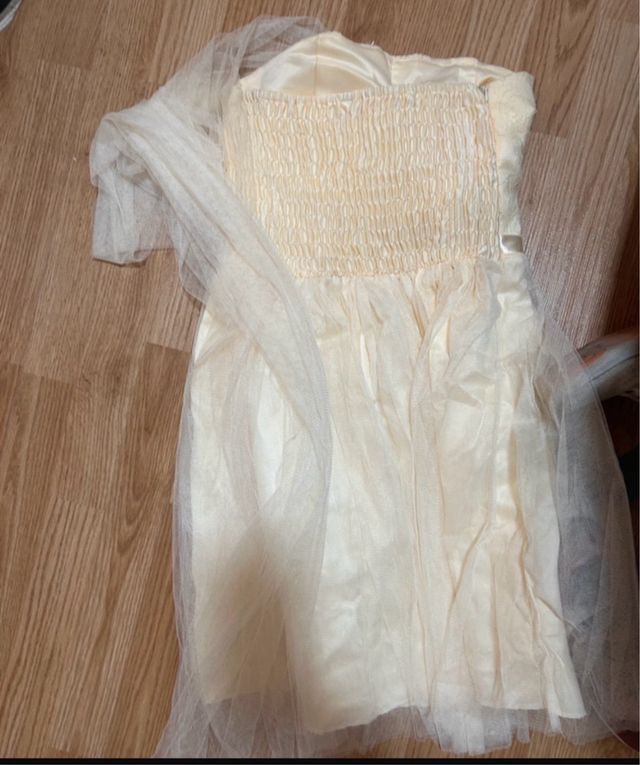 Vestido corto de encaje y tul