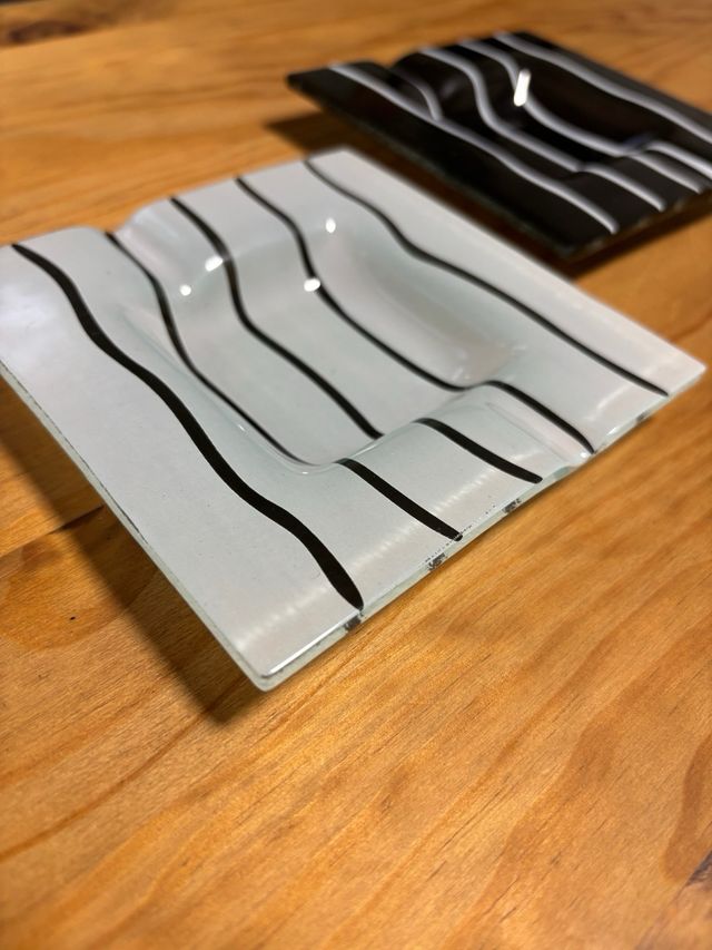 Conjunto de 2 Cinzeiros de Cristal às Riscas