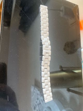 Pulsera de eslabones blanca.