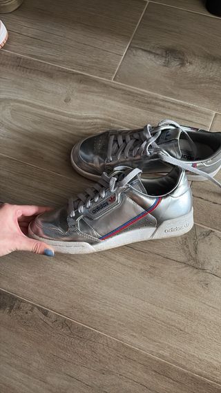 Zapatillas Adidas plateadas con detalles rojos