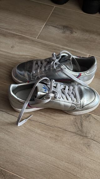 Zapatillas Adidas plateadas con detalles rojos