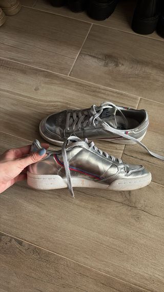 Zapatillas Adidas plateadas con detalles rojos