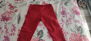 Pantalón vaquero hombre rojo desgastado