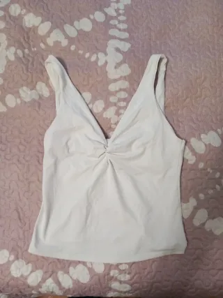 Top blanco con nudo