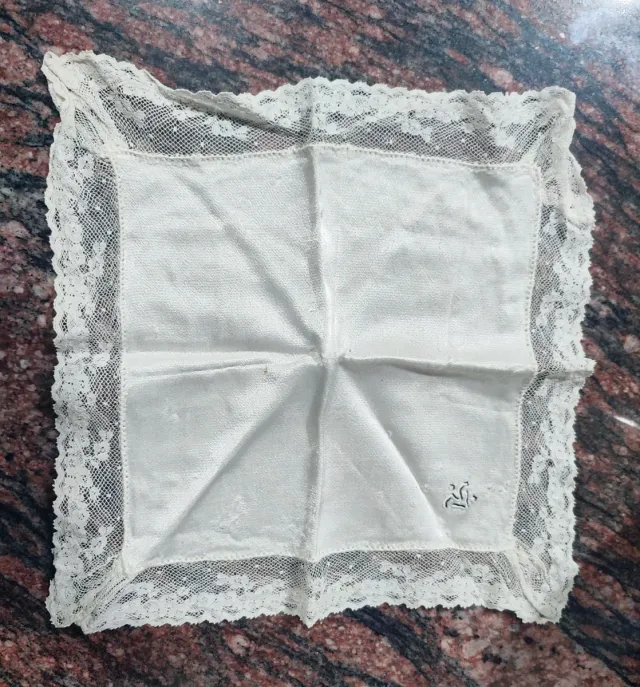 Pañuelo antiguo de encaje de bolillos
