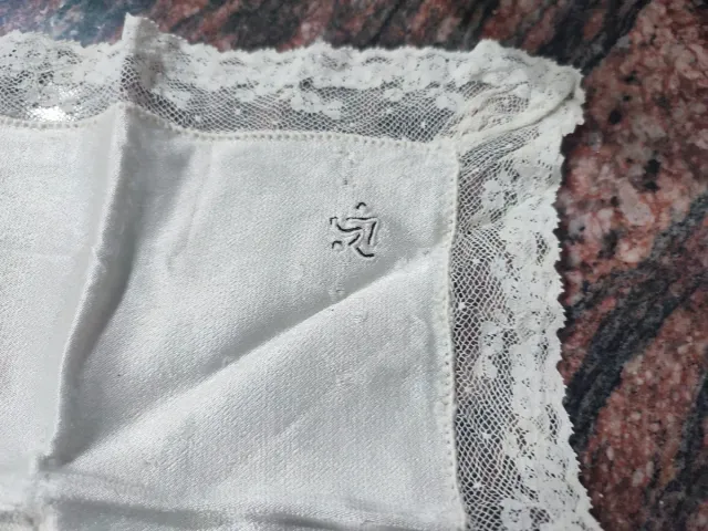 Pañuelo antiguo de encaje de bolillos