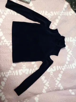 Jersey negro cuello alto con hombros descubiertos