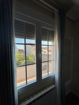 Ventana aluminio con persiana y mosquitera