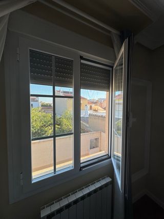 Ventana aluminio con persiana y mosquitera