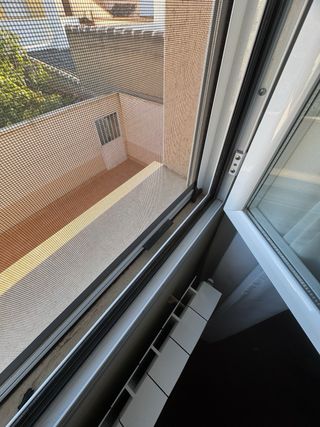Ventana aluminio con persiana y mosquitera
