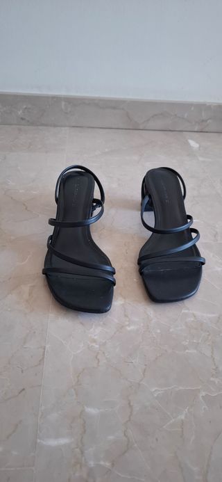 Sandalias Tacón Tiras Pull and Bear Negras