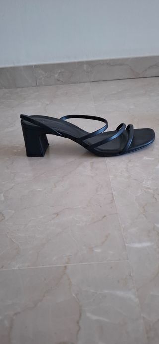 Sandalias Tacón Tiras Pull and Bear Negras
