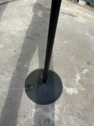 Perchero negro de metal y plástico