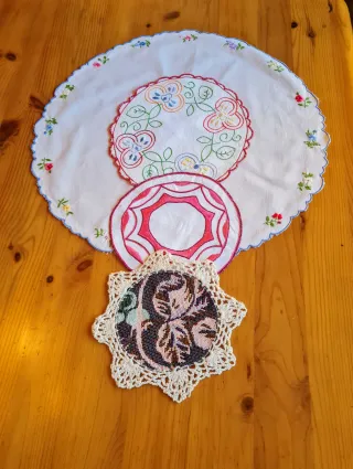Lote 4 paños bordados antiguos