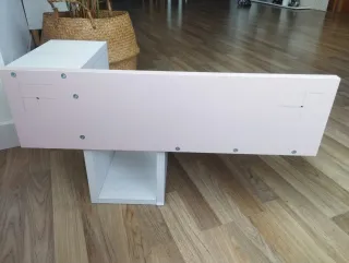 Estantería de madera rosa y blanca