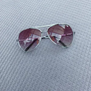 Gafas de sol aviador plateadas lente morada