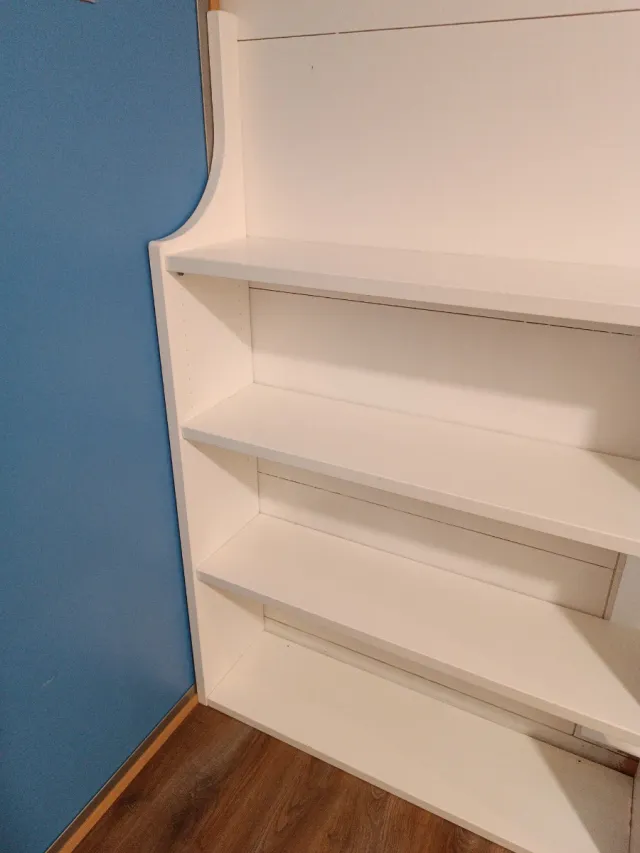 Estantería blanca de madera