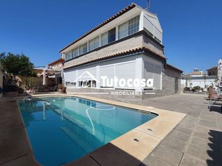 Chalet en venta en Montequinto en Dos Hermanas