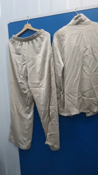 Traje mujer color beige o negro