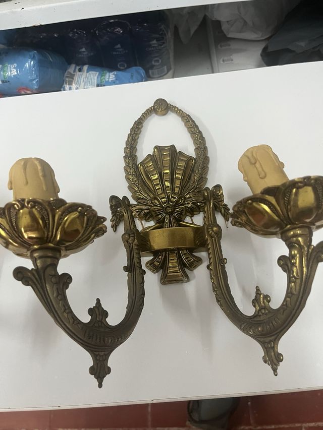 Dos apliques de pared dorados. 