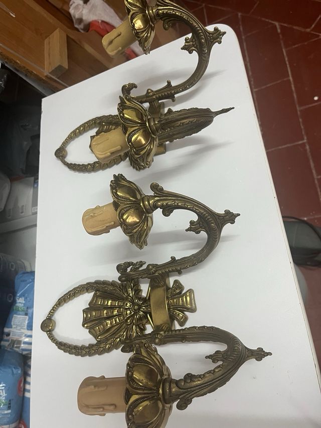 Dos apliques de pared dorados. 