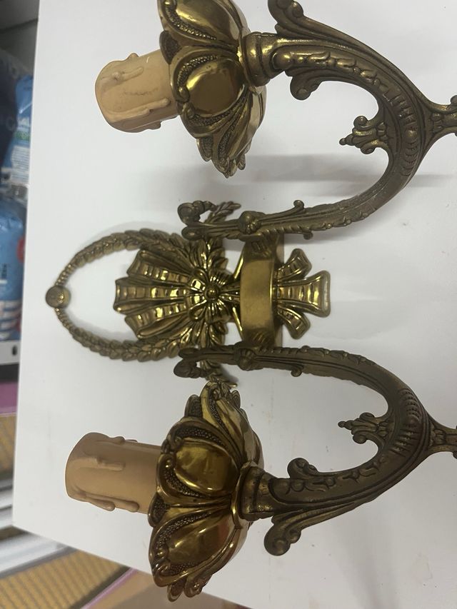 Dos apliques de pared dorados. 