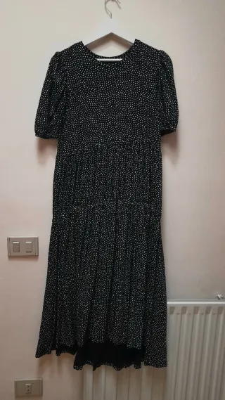 Vestido largo negro con lunares blancos