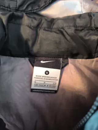 Cazadora Nike 8-10 años gris, negra y blanca