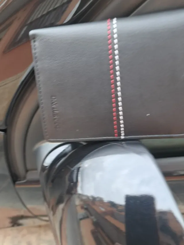 Cartera Guy Laroche Negra y Azul