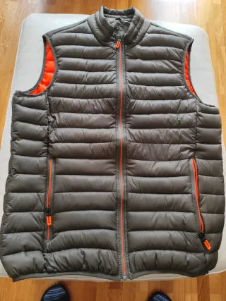 Chaleco acolchado verde con detalles naranja