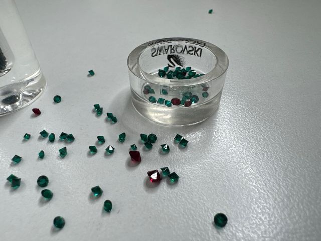 Piedras Swarovski Verdes y Rojas