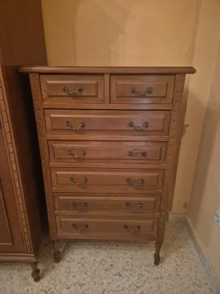 Cómoda antigua de madera