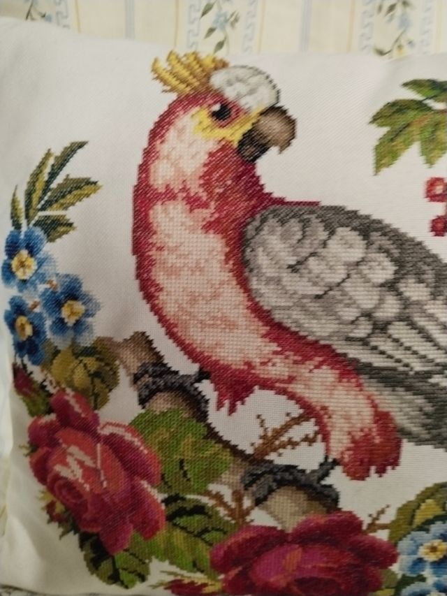 Cojín punto de cruz loro y flores