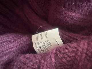Jersey Gant cuello alto trenzado morado