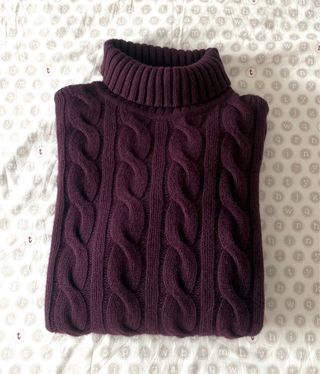 Jersey Gant cuello alto trenzado morado