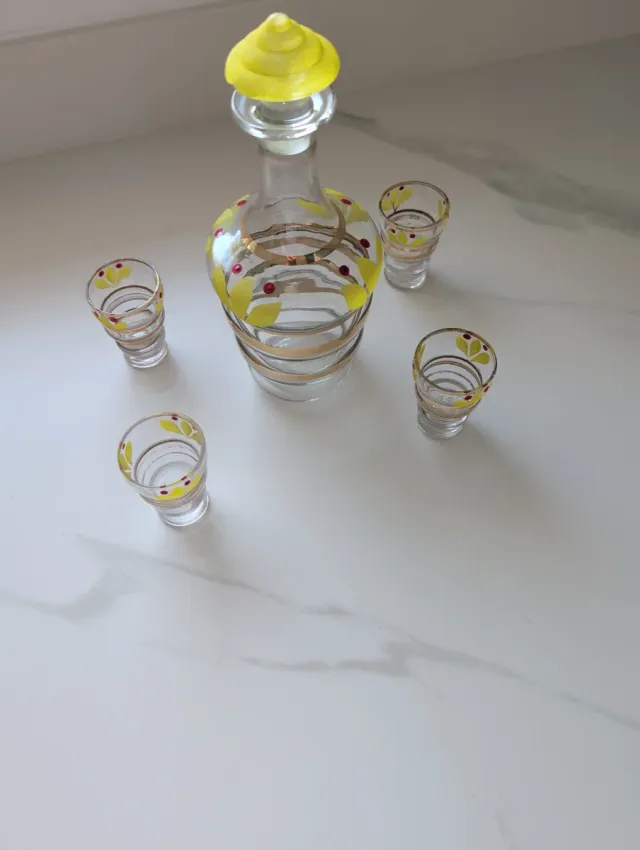 Juego decantador y 4 vasitos de vidrio