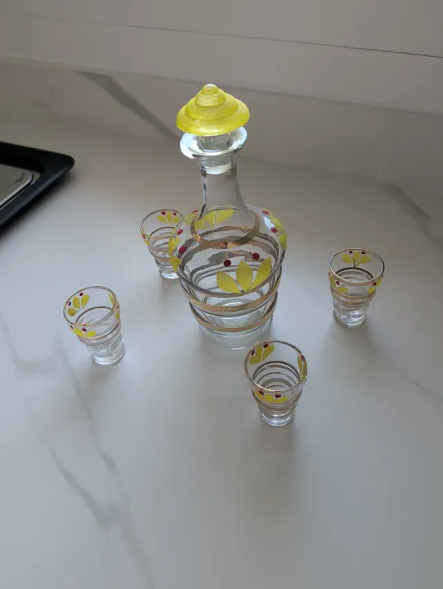 Juego decantador y 4 vasitos de vidrio