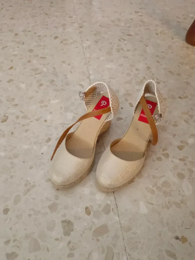 Zapatos esparto cuña beige y dorado
