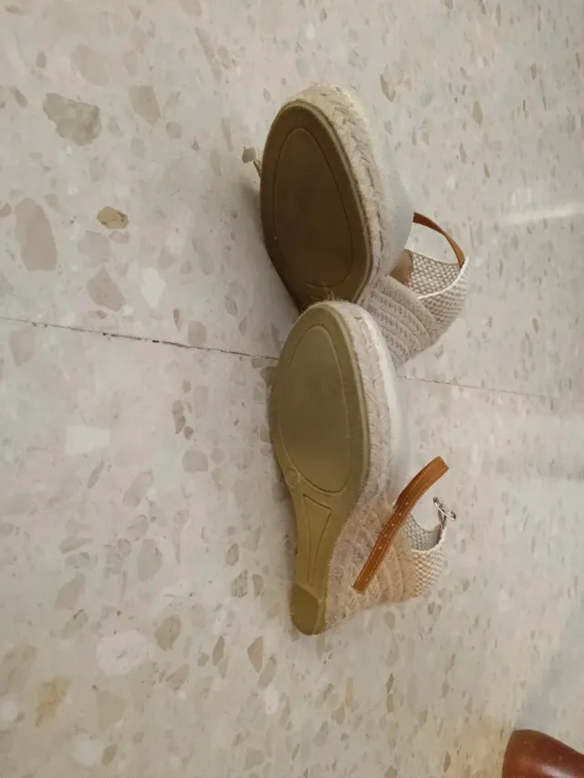 Zapatos esparto cuña beige y dorado