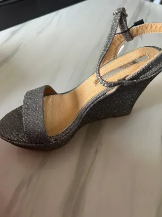 Sandalias plateadas con brillos