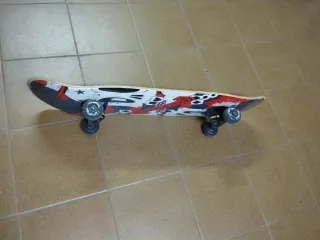 Monopatín con diseño de calaveras