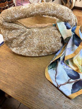 Borsetta donna velluto beige con foulard