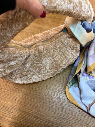 Borsetta donna velluto beige con foulard