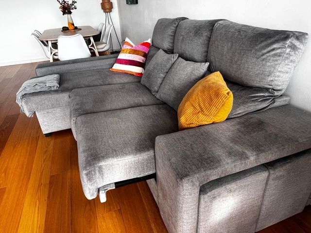 Sofá modular gris con chaise longue