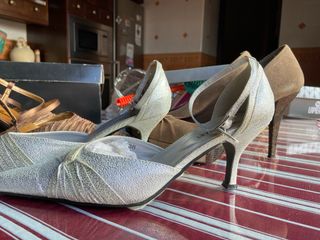 Zapatos de fiesta plateados y marrones talla 38