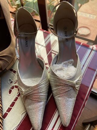 Zapatos de fiesta plateados y marrones talla 38